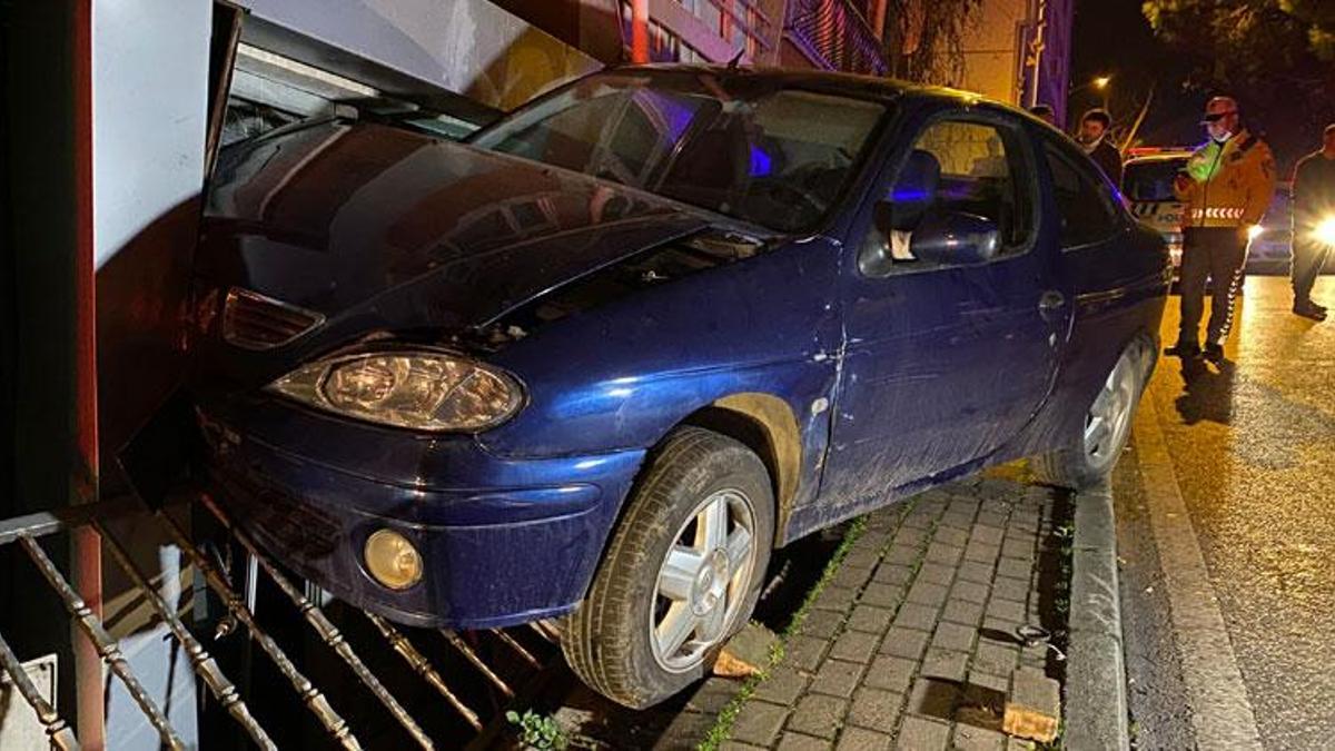 Kadıköy’de olaylı gece! Kontrolden çıkan otomobil iş yerine uçtu...