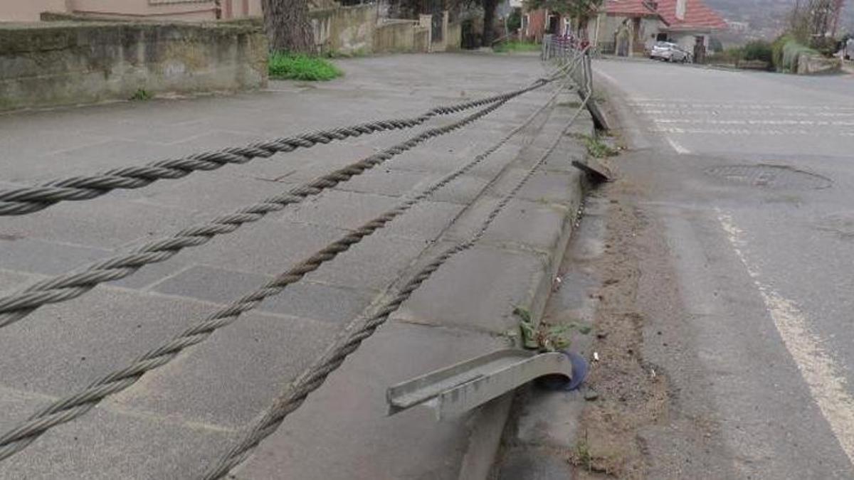 Çelik halatlara çarpan araç takla attı