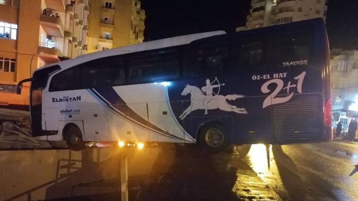 Mersin'de bariyeri aşan yolcu otobüsü, köprüde asılı kaldı