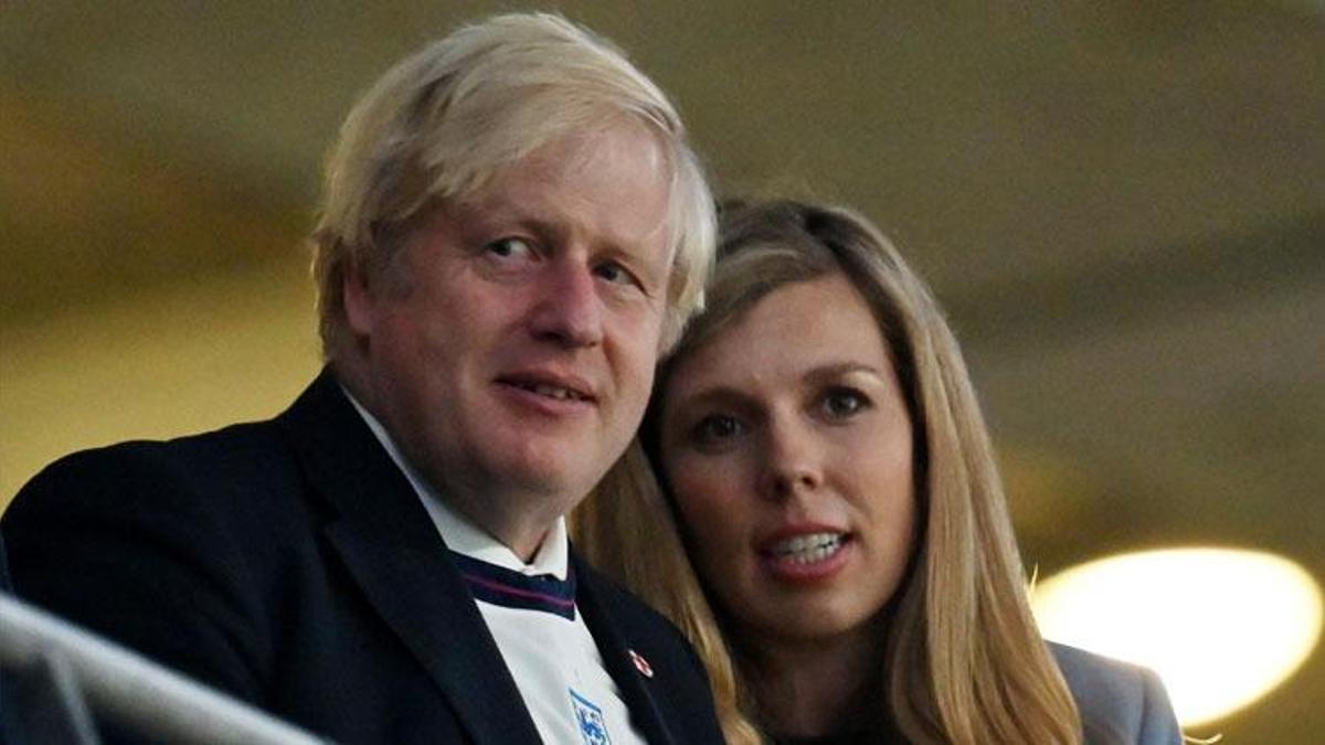 İngiltere'yi sarsan skandal e-posta ile ortaya çıktı! Boris Johnson'a yeni suçlama: Eşi Carrie Symonds ile Başbakanlık Konutu'nun bahçesinde...