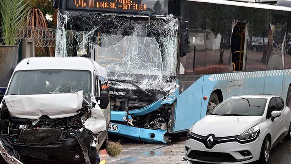 Özel halk otobüsü 9 araca çarptı! Çok sayıda yaralı var