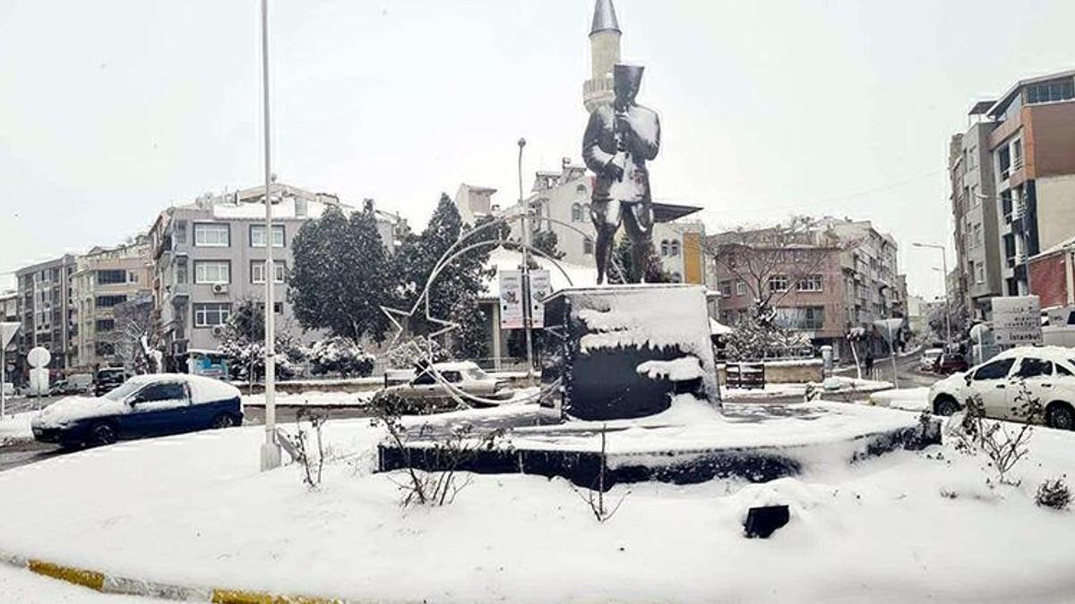 Tekirdağ'da fırtına ve kar! Eğitim uçuşları ile deniz seferleri iptal edildi