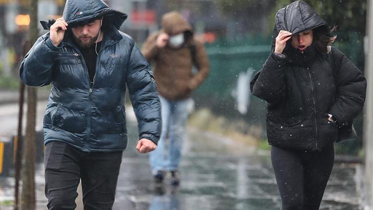 İstanbul'da beklenen kar yağışı başladı!