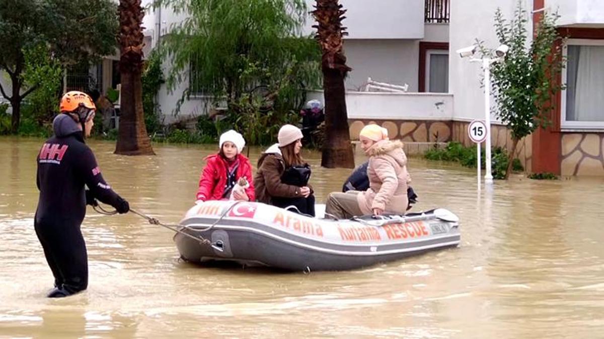 Manavgat'ı sel vurdu! Vatandaşlar bot ve iş makineleriyle kurtarıldı