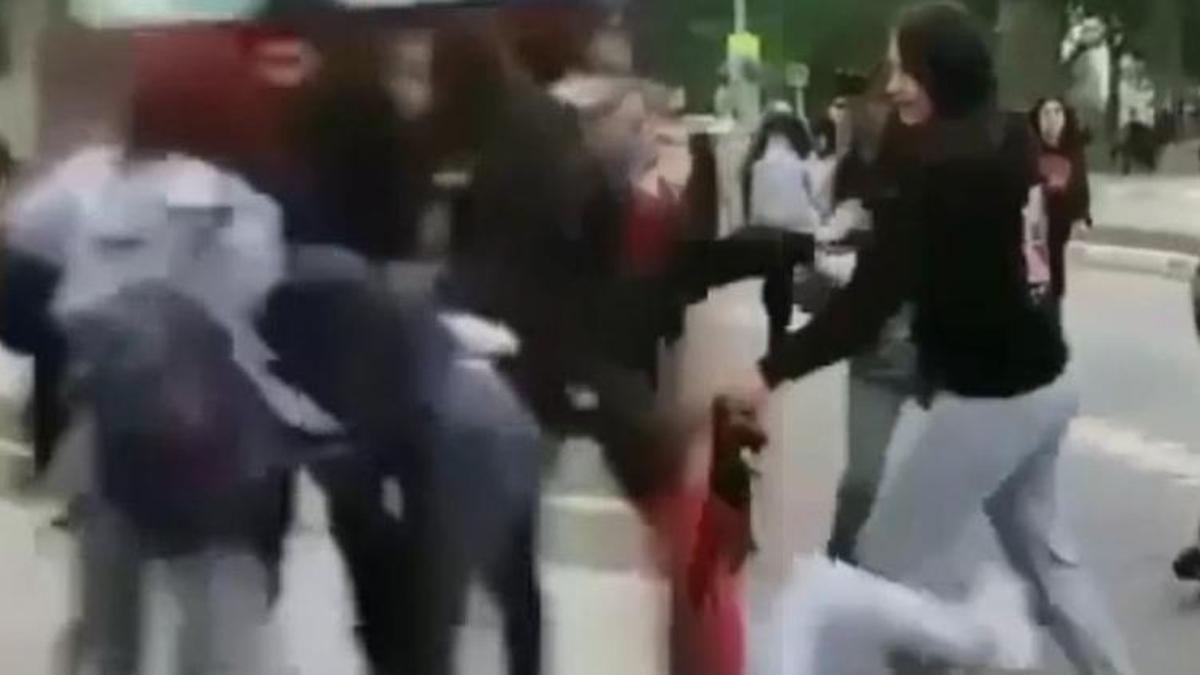 Liseli kızlar saç saça baş başa kavga etti! O anlar kameralarda...