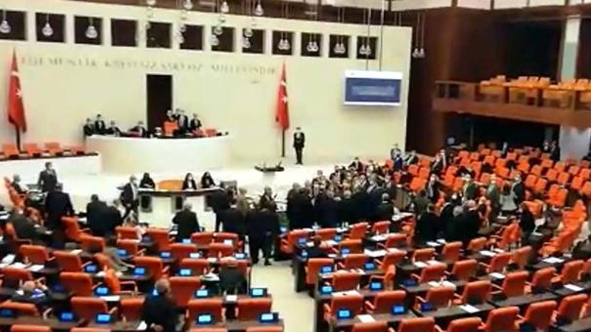 TBMM Genel Kurulu'nda gerginlik! AK Parti ve CHP milletvekilleri arasında tartışma