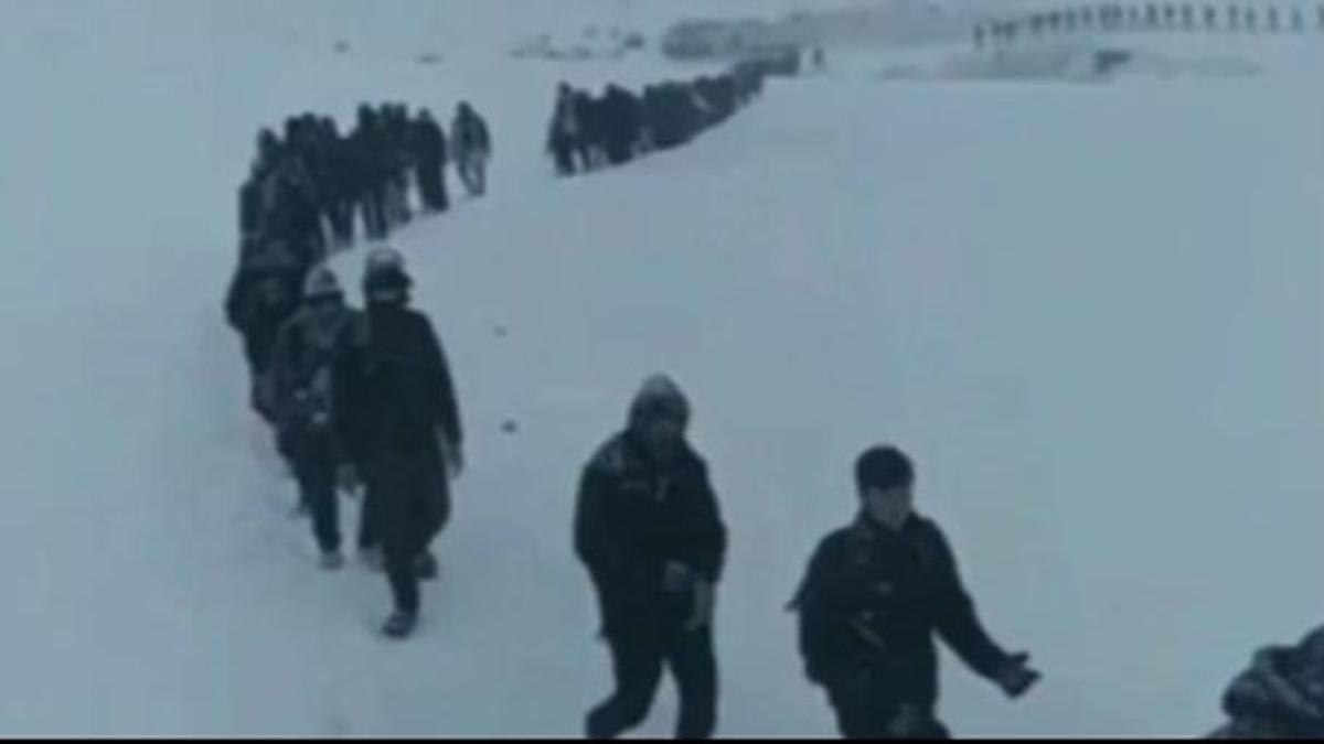 Van Valiliği'nden, tek sıra halinde karda yürüyen kaçak göçmenlerle ilgili açıklama