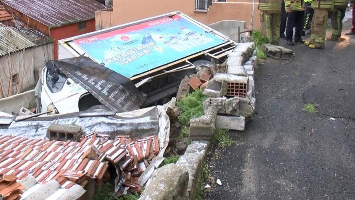 Su taşıyan kamyonet gecekondunun üzerine uçtu