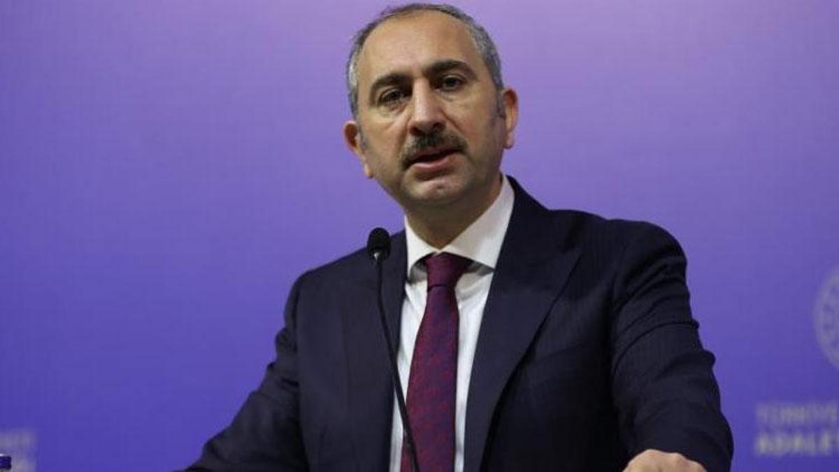 Bakan Gül: Binaya 'hukuk fakültesi' tabelası asılması onu hukuk fakültesi yapmaz