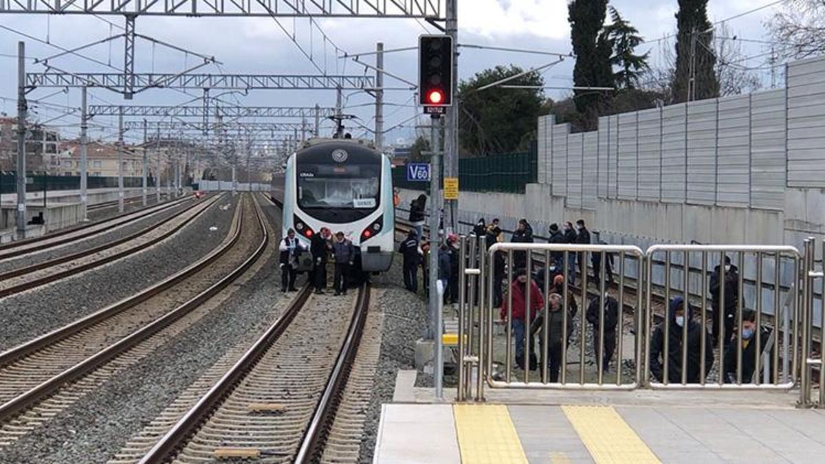 Marmaray'da raylara atlayarak tren altında kalan kadın hayatını kaybetti