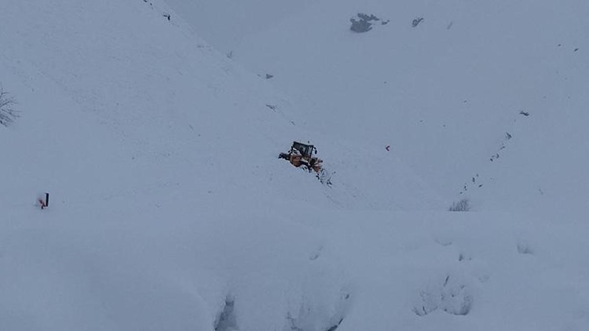 İş makinesi çığ altında kaldı, operatör son anda kurtuldu