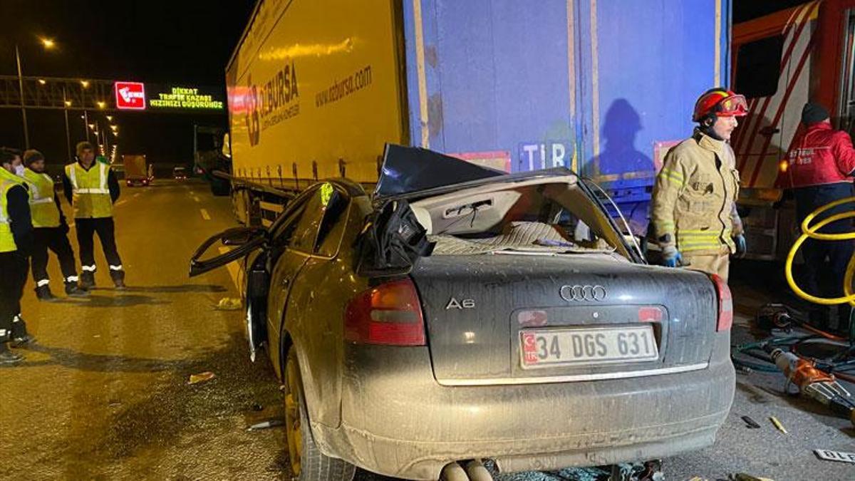 Kuzey Marmara Otoyolu’nda korkunç kaza! Lüks otomobil tır dorsesinin altına girdi: 2 ağır yaralı