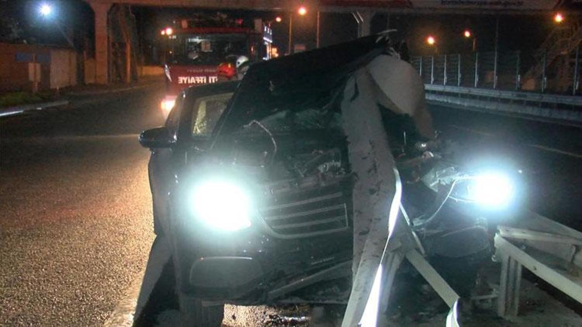 Eyüpsultan’da olaylı gece! Lüks otomobil bariyerlere girdi, sürücüsü aracı bırakıp kaçtı