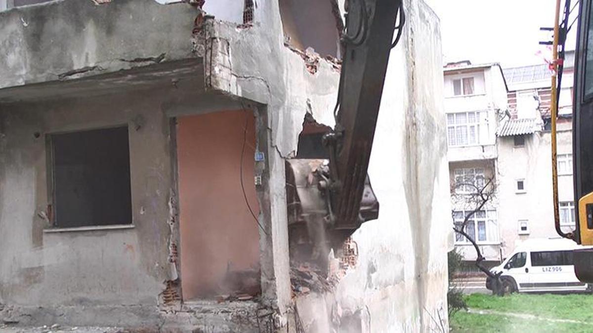 Esenyurt'ta mahallelinin korkusu haline gelmişti! Metruk bina yıkıldı