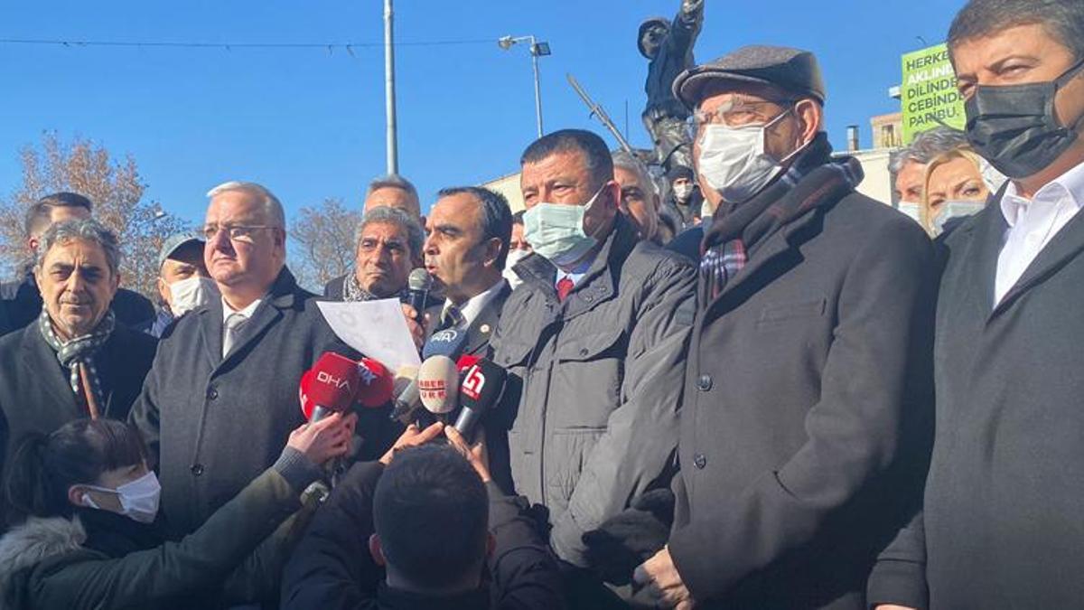 CHP'li Ağbaba, EYT'lilerle birlikte basın açıklaması yaptı