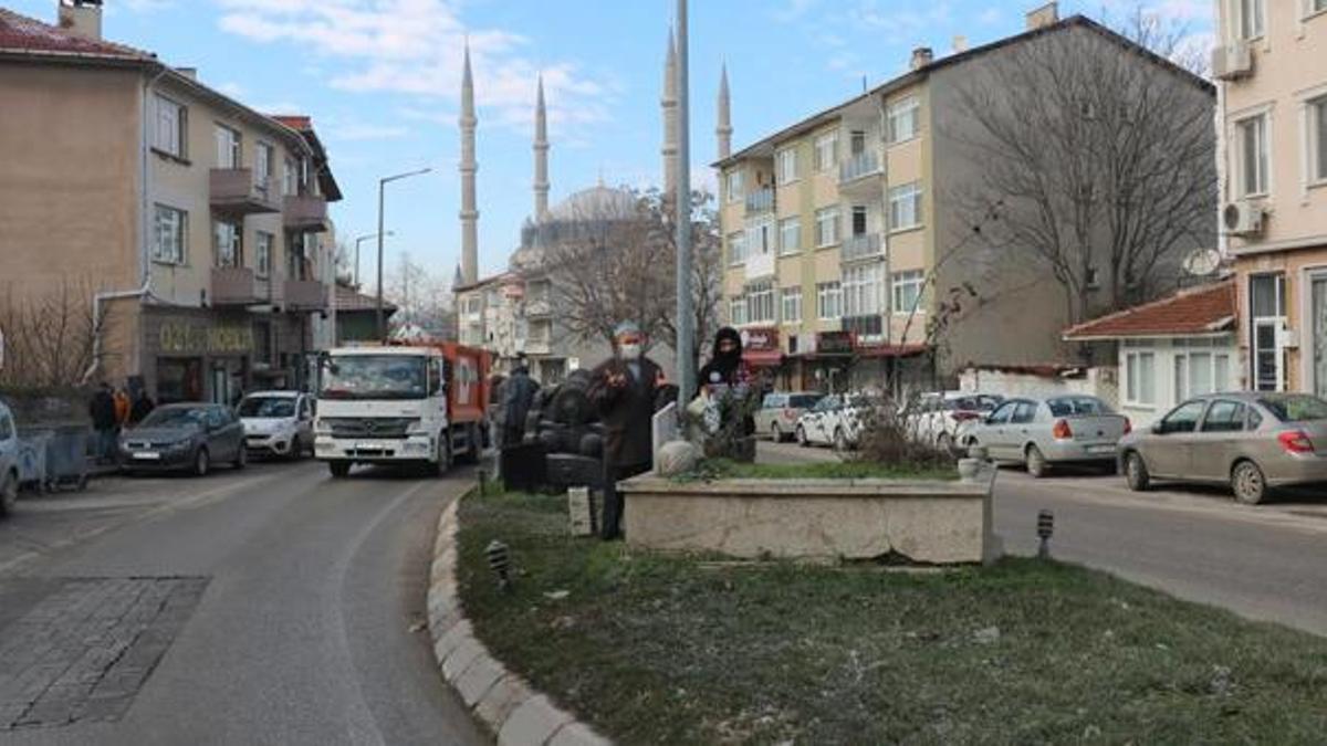 Edirne'de cadde ortasında şaşırtan görüntü! Vatandaşlar dua okuyor