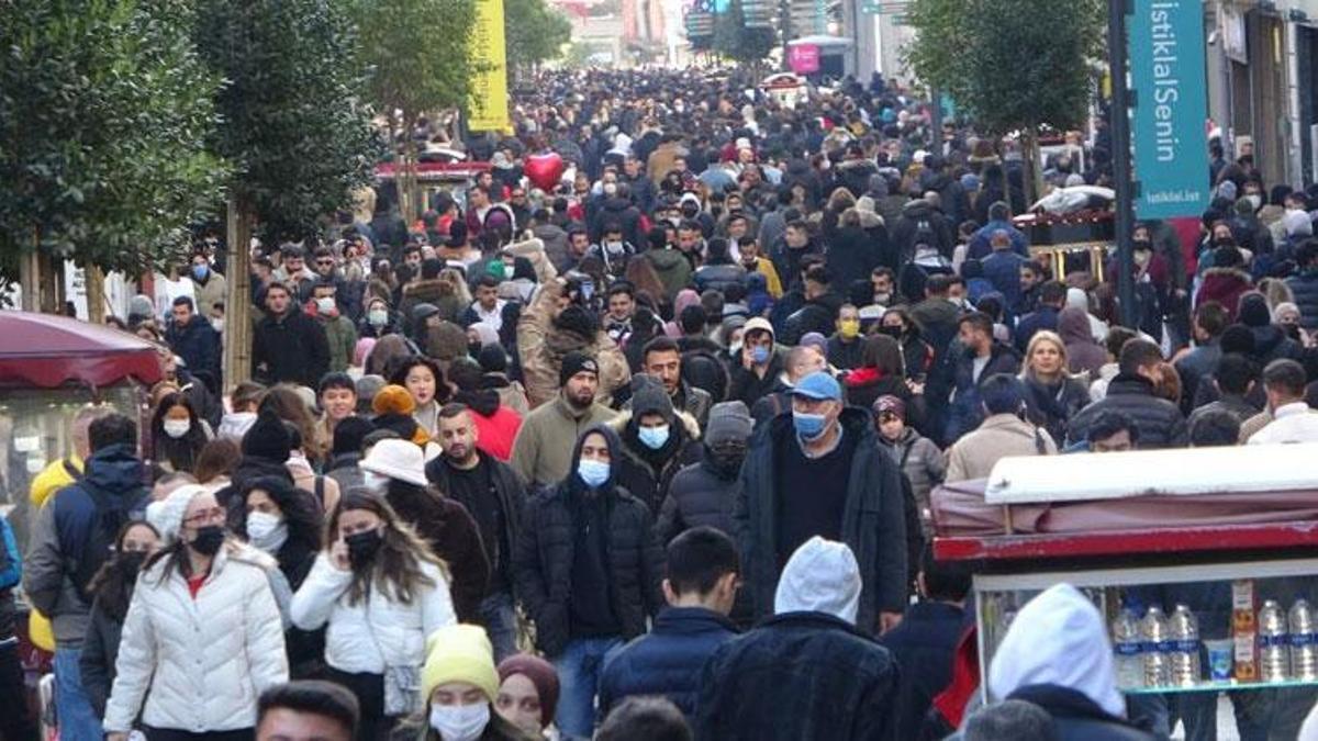 Güneşi gören Taksim’e akın etti