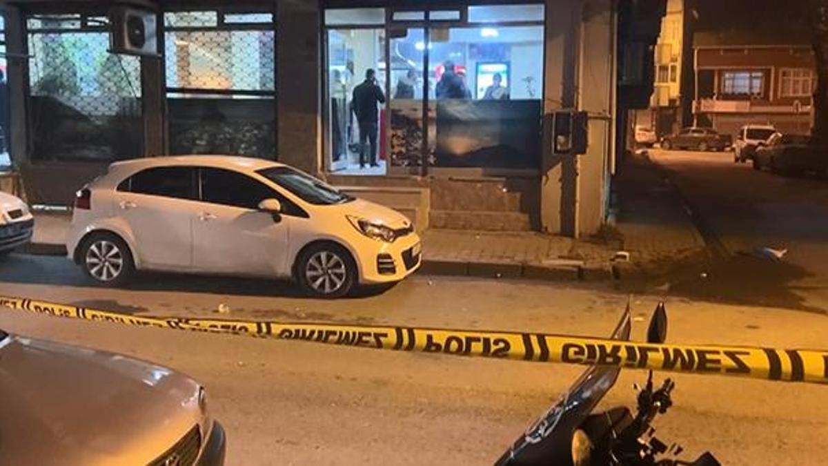 Küçükçekmece'de kahvehaneye silahlı saldırı: 2 yaralı