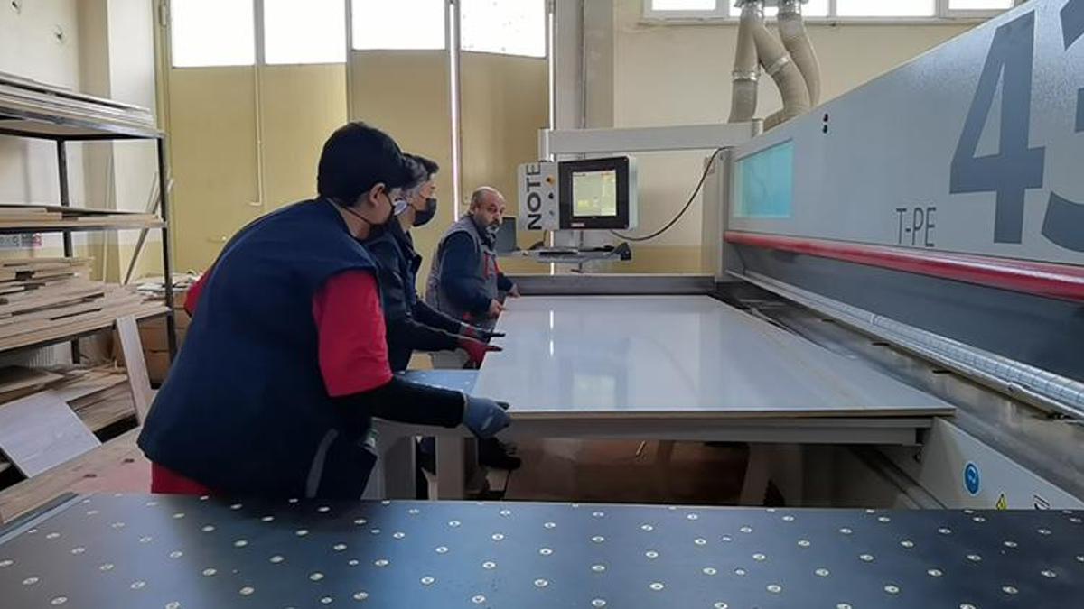 Okulda fabrika gibi üretim! Öğrenciler 3 bin liraya yakın para kazanıyor! 2,5 milyon TL ciro yaptılar...