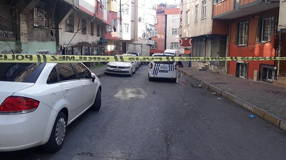 Bağcılar'da cinayet! Aynı evde yaşadığı kişiyi bıçaklayıp kaçtı