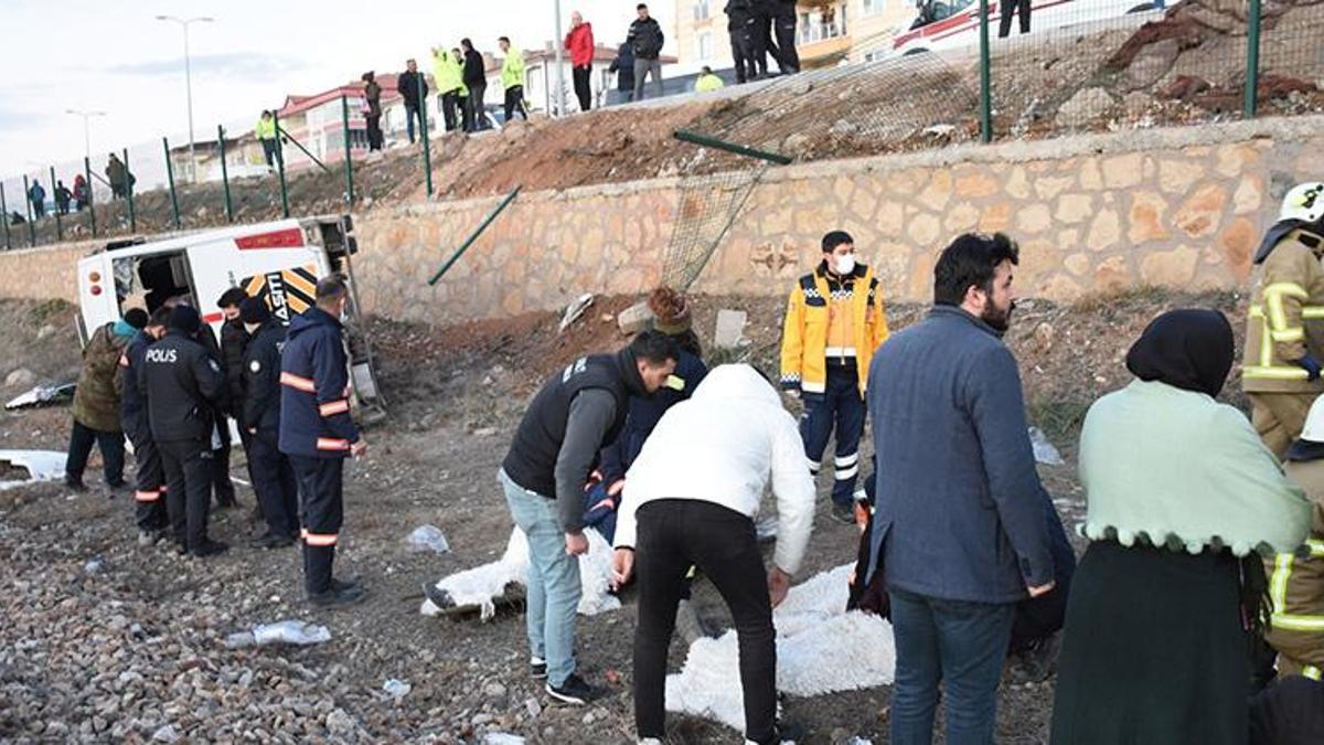 Servis midibüsü tren yoluna devrildi! Çok sayıda yaralı var