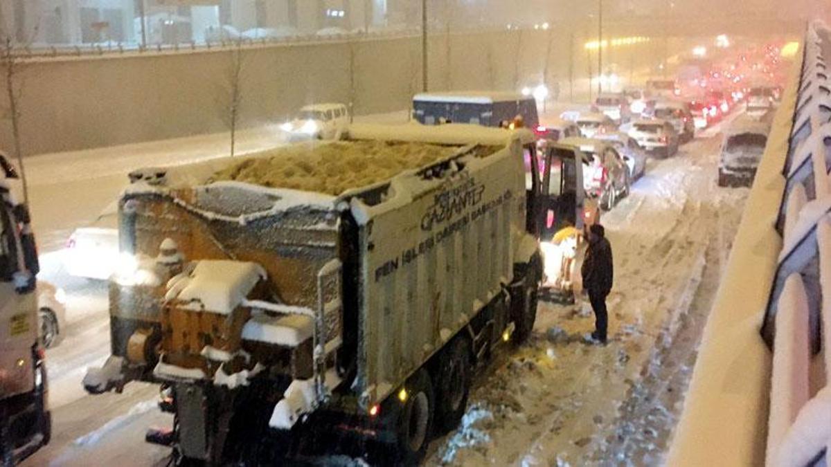 Yoğun kar nedeniyle Tarsus- Adana- Gaziantep (TAG) Otoyolu ulaşıma kapandı! Mahsur kalan 2 bin kişi kurtarıldı