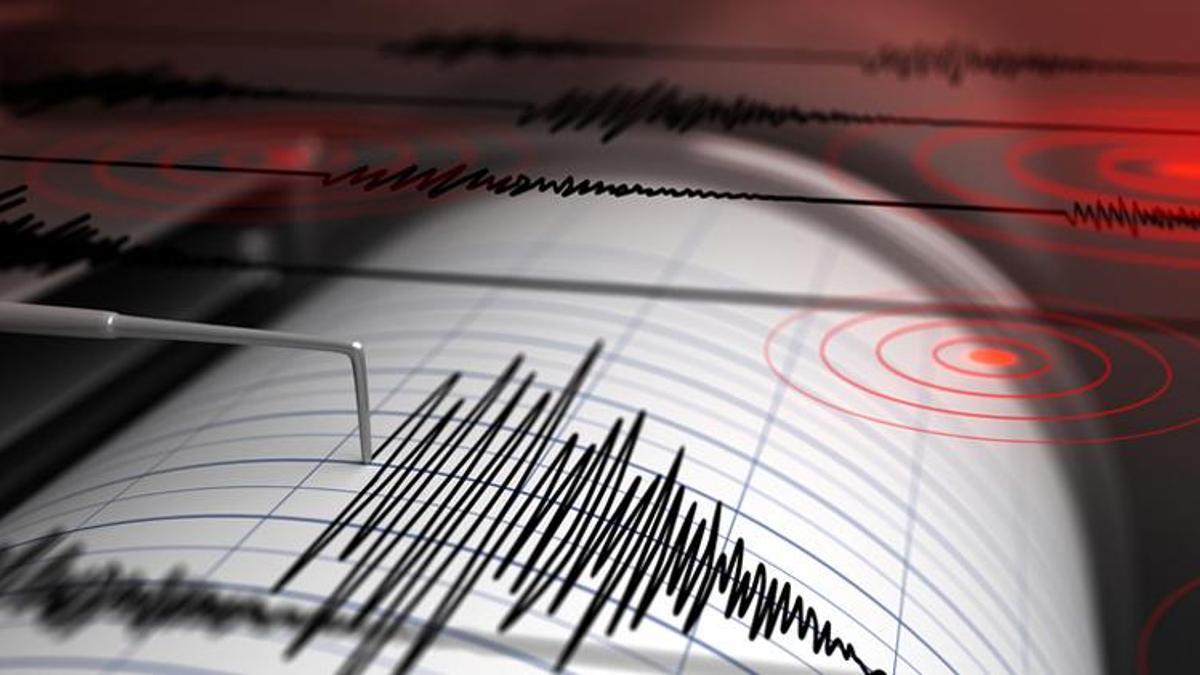 İzmir'de korkutan deprem! Büyüklüğü...