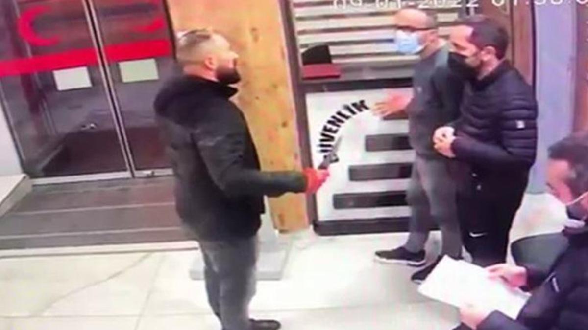 Esenyurt'ta bıçaklı saldırgan dehşeti! Hastaneyi bastı, boğazlarına bıçak dayadı
