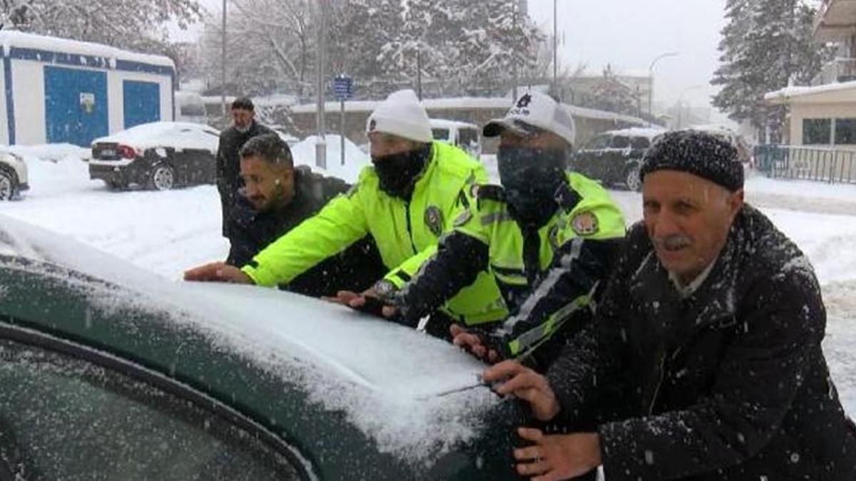 Trafik polisleri yolda kalan araçları iterek sürücülere yardım etti