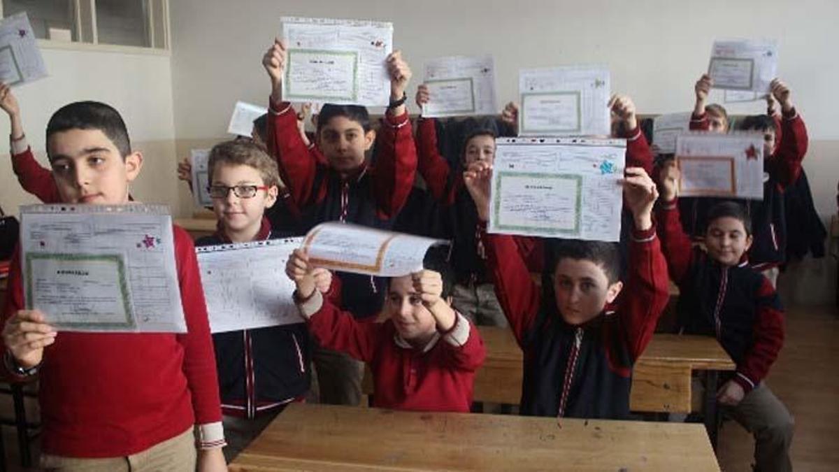 Karne mesajları ile karne günü sözleri 2023! Öğrenciye, toruna, ilk karne alana resimli karne tebrik mesajları ve başarı kutlama mesajları