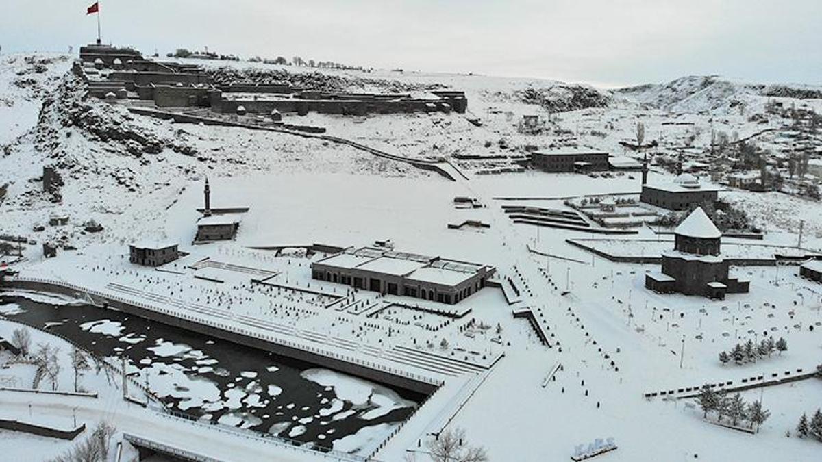 Kars tamamen beyaza büründü! Kartpostallık görüntüler oluştu