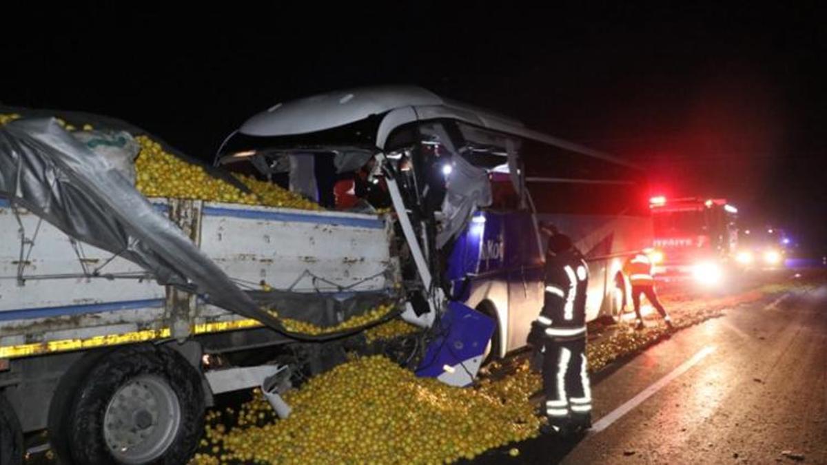 Yolcu otobüsü TIR'a çarptı: 1 ölü, 21 yaralı