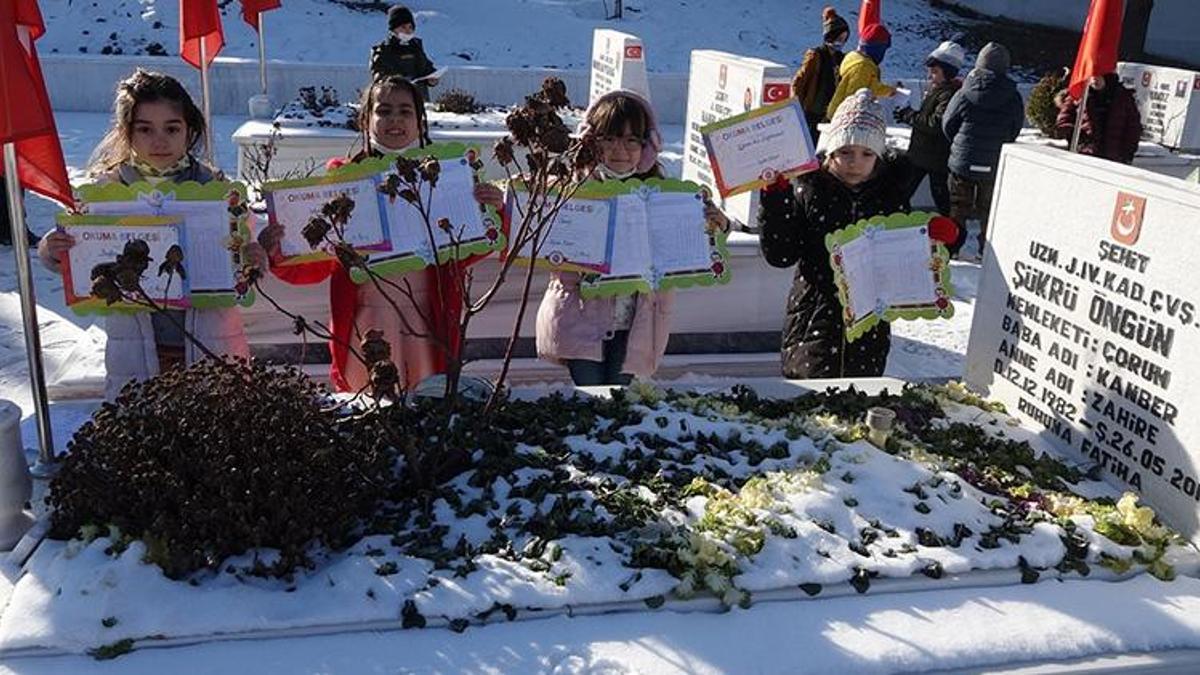 Öğrenciler, karneleri ile şehitliğe gidip yazdıkları mektupları okudu