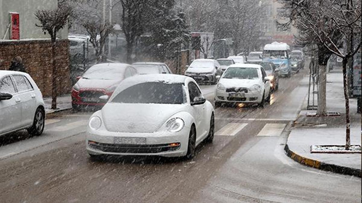 Kar başladı! Son dakika açıklaması geldi: Zorunlu olmadıkça trafiğe çıkmayın
