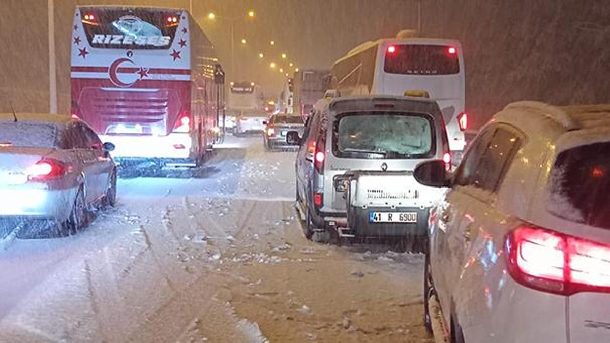 Samsun-Ankara karayolu kar yağışı nedeniyle ulaşıma kapandı