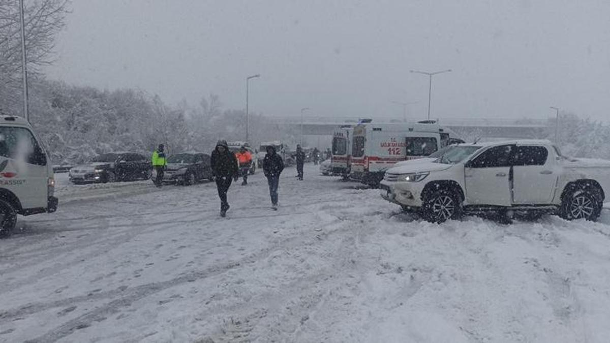 Kar yağışı nedeniyle zincirleme trafik kazası! 36 araç birbirine girdi!
