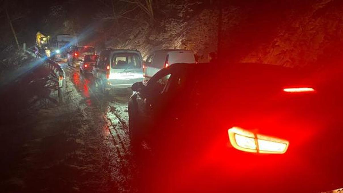 İzmir’de yoğun kar yağışı nedeniyle dağ yolunda mahsur kalan 20 kişi kurtarıldı