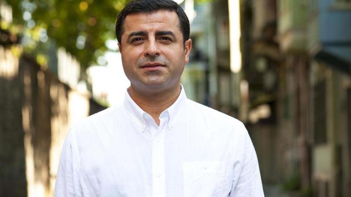 Selahattin Demirtaş'a, Davutoğlu'na hakaretten hapis cezası