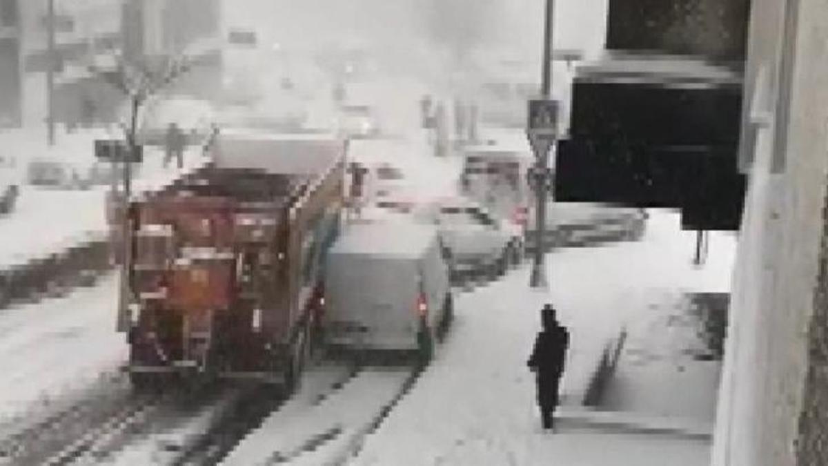 Kayan kar küreme aracı 4 araca çarparak durabildi!