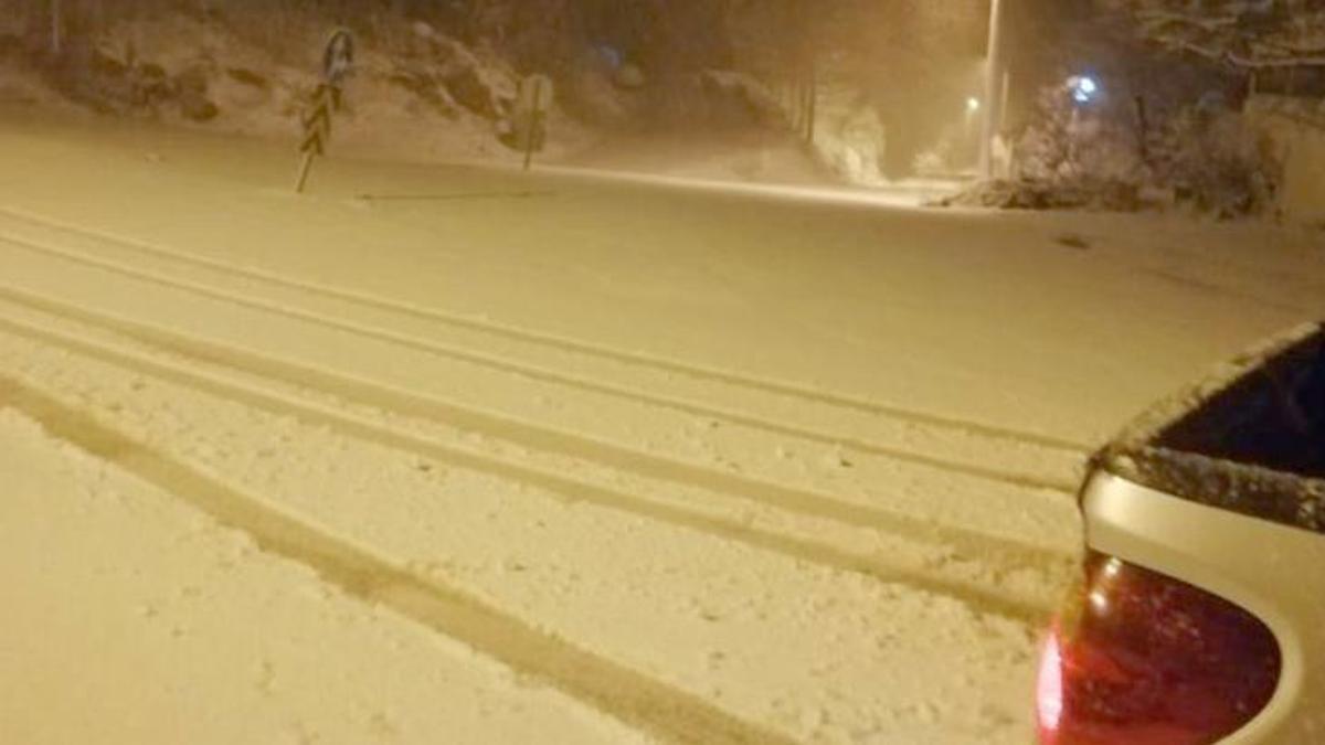 Marmaris'in kırsal mahallelerine 13 yıl sonra kar yağdı!