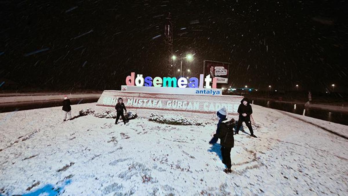 Antalyalıların 29 yıl sonra kar sevinci!
