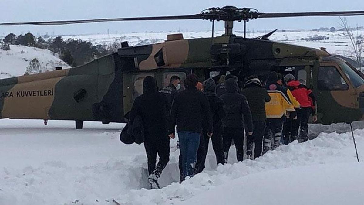 Kar yağdı, yollar kapandı... Helikopterli sevk işlemi...