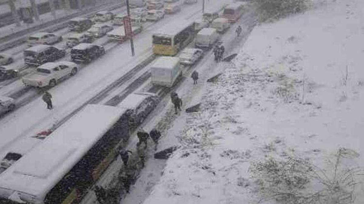 İstanbul yol durumu! Tem otoyolu, E-5, D 100 karayolu açık mı, İstanbul canlı trafik durumu ve kapalı yollar nasıl sorgulanır? İstanbul trafik durumu canlı izleme linki!