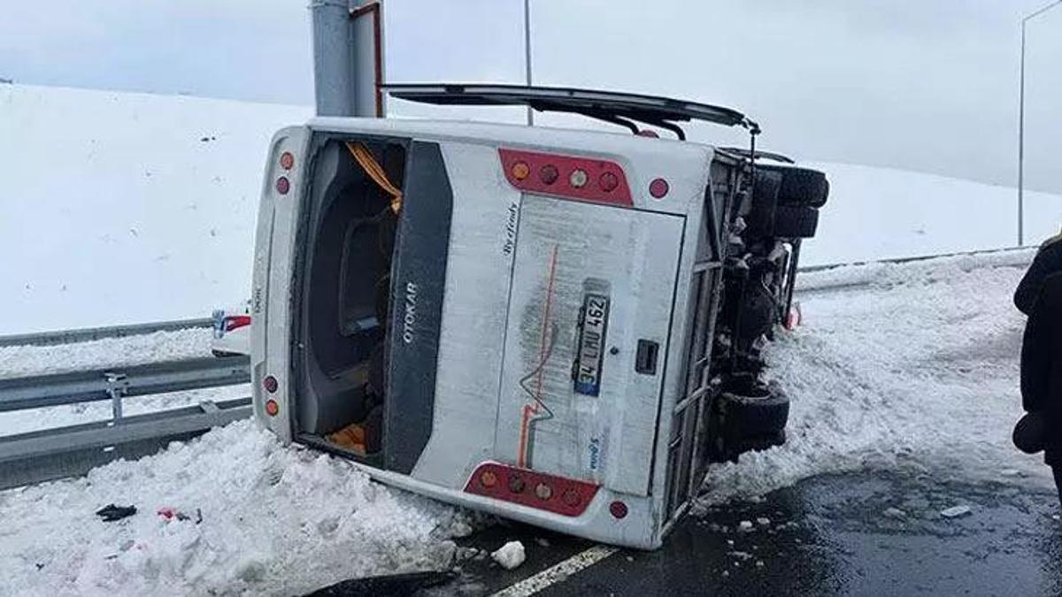 Feci kaza, işçileri taşıyan minibüs devrildi!
