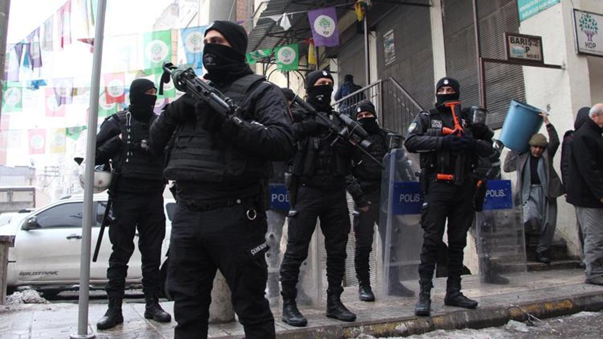 Diyarbakır’da DBP il binasına operasyon