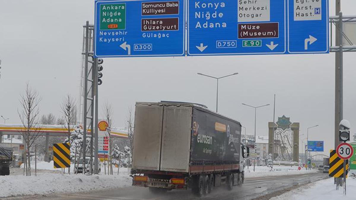 Aksaray- Ankara kara yolu 16 saat sonra ulaşıma açıldı