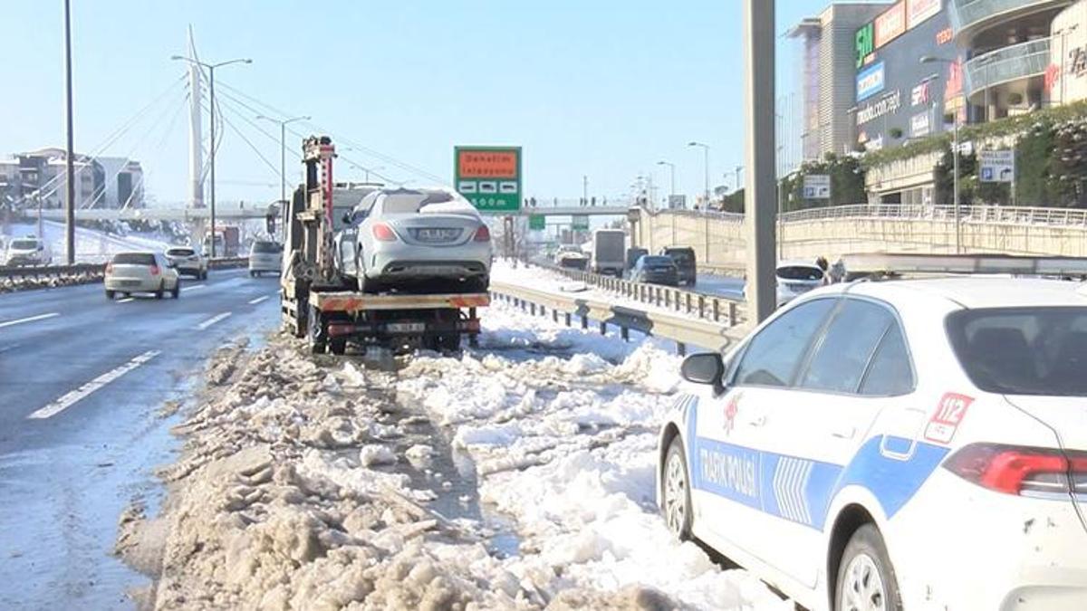 İstanbul'da yollara bırakılan araçlar çekiliyor! Vali Yerlikaya uyarmıştı