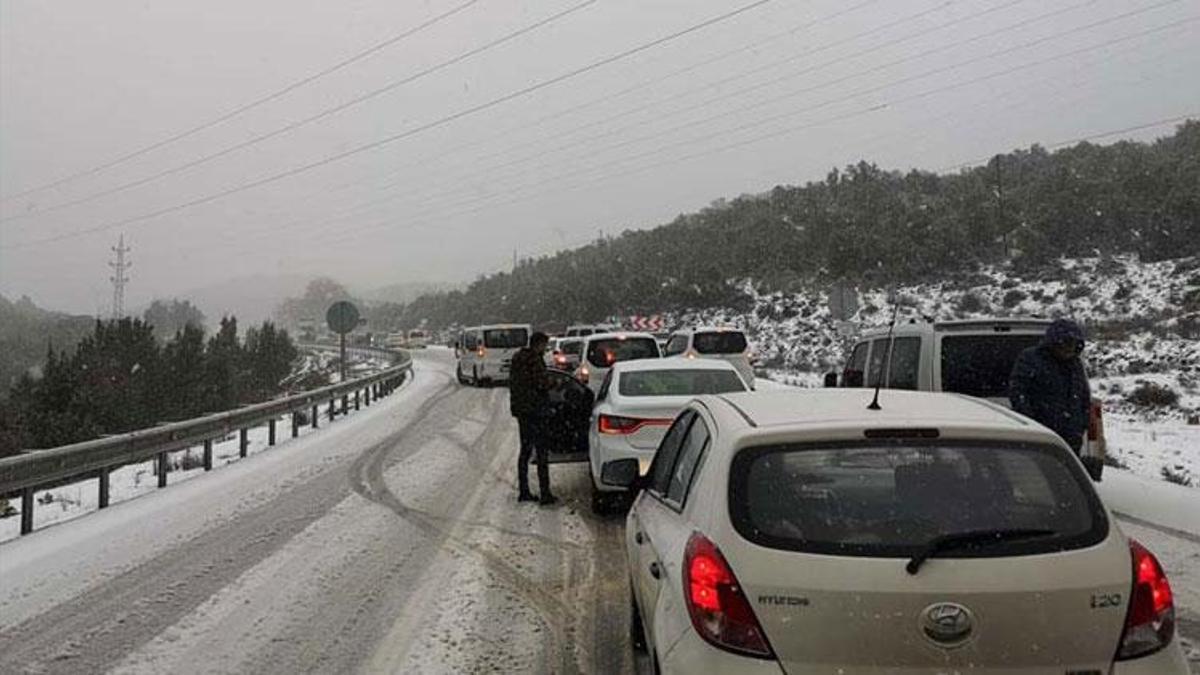 Yoğun kar yağışı Antalya'yı vurdu! Araçlar D-400 yolunda kaldı... Alanya'da 53 yıl sonra kar yağdı...
