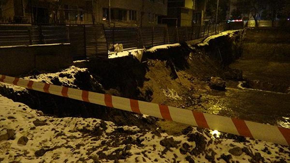 Balıkesir'de hafriyat çalışmasında toprak kayması meydana geldi; 2 apartman boşaltıldı