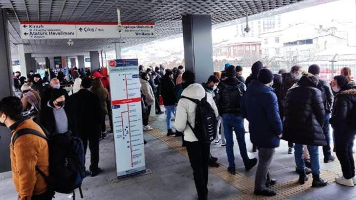 Metro arızalandı, yolcular durakta bekledi